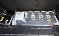 Biasanya pada mobil hybrid ada 2 motor listrik selain mesin bensin konvensional. Tetapi di Nissan X-Trail hybrid, hanya ada 1 motor listrik.