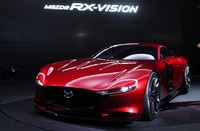 Mazda memamerkan RX-Vision, mobil bermesin rotary yang disebut Mazda sebagai SKYACTIV-R. Pool/dok. Mazda.