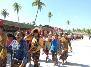 Menperin Kumpulkan 350 Perajin Tenun di Pantai Paling Selatan RI