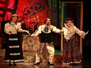 Makna Warna Kostum di Pentas Inspektur Jenderal Teater Koma
