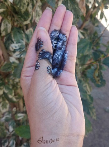 Seniman cantik dan muda tersebut bernama Iantha Naicker. (kredit foto: Iantha Naicker)