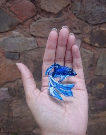 Iantha bisa menghabiskan waktu sekitar 3-4 jam untuk melukis 3D di telapak tangannya. (kredit foto: Iantha Naicker)