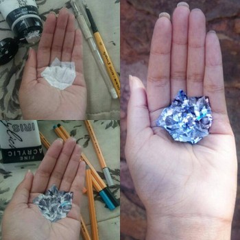 Bahan-bahan yang ia gunakan adalah hanya cat akrilik dan gel putih. (kredit foto: Iantha Naicker)