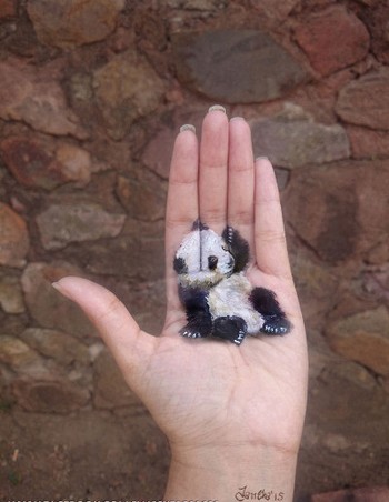 Selain menggambar 3D di telapak tangannya, Iantha juga menggambar di atas kertas. (kredit foto: Iantha Naicker)