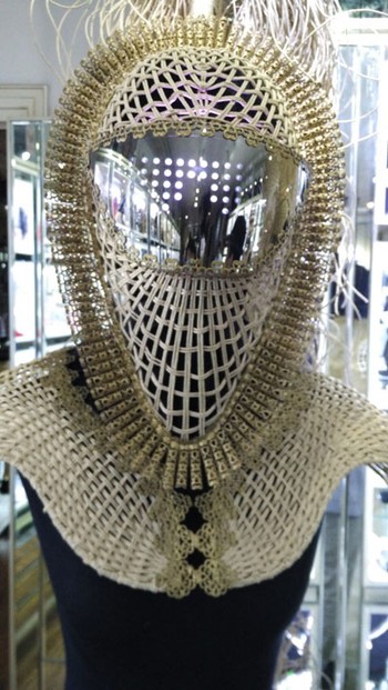 Perangkat berbasis Intel Edison hadir dalam tampilan visor yang dipadu dengan motif yang dibentuk oleh barisan lampu-lampu LED.