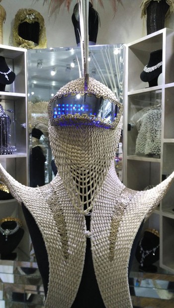 Rinaldy mengatakan motif-motif yang dibentuk lampu-lampu LED yang dikendalikan oleh Intel Edison tersebut mencerminkan emosi wanita yang tidak ditunjukkan secara langsung.     