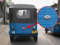 Sepertinya si pemilik bajaj menempelkan logo Daihatsu di Bajaj yang biasanya buatan India, TVS King. (Foto user: iwngnwn)