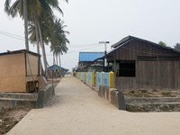 Rumah-rumah di Harapan Jaya banyak yang terbuat dari kayu. Tapi ada juga yang dibangun dengan batu bata. Untuk jalanan di sekitar kampung dilapisi dengan semen, bukan aspal (Kurnia/detikTravel)