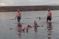Di Laut Mati (Dead Sea) di Israel, turis bisa membaca koran sambil berenang. Inilah keunikan objek wisata alam Laut Mati yang begitu populer (Erwin/detikTravel)