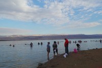 Wisatawan menikmasi suasana di Laut Mati. Setiap orang yang berenang di Laut Mati akan bisa mengapung (Erwin/detikTravel)