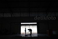Para seniman siap memamerkan karyanya di gudung seluas 3000 meter persegi ini.