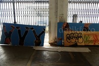 Para peserta mulai melakukan persiapan. Mereka sudah menyiapkan papan-papan untuk pameran.