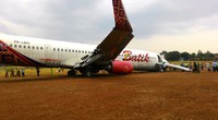 Pesawat mendarat di luar landasan dan penumpang dievakuasi menggunakan tangga darurat. (Ist).