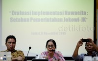 Politisi PDIP Eva Kusuma Sundari (tengah) memaparkan evaluasi Nawacita di bidang politik.