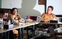 Anggota Dewan Pertimbangan Presiden (Wantimpres) Sri Adiningsih memberikan keynote speech saat membuka diskusi.