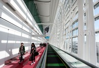 Bandara itu sangat bersih dan berlimpah cahaya matahari.
