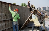 Para pekerja menyelesaikan pengecoran salah satu sisi tanggul. PoolAlfathir Yulianda/detikFoto.