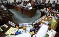 Kepala BPOM Roy Alexander Sparringa menggelar barang bukti kosmetik ilegal di kantornya, Jumat (6/11/2015).