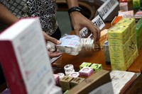 Petugas BPOM menunjukkan barang bukti kosmetik ilegal.