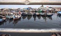 Perahu nelayan tertambat di Pelabuhan Marunda.