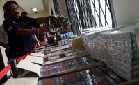 Polisi menunjukkan barang bukti tersangka dan obat palsu  di Direktorat Narkoba Bareskrim Polri, Jl MT Haryono, Jakarta Timur, Jumat (6/11/2015).