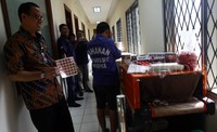 Polisi juga mengamankan bahan-bahan kimia campuran dan alat-alat produksi manual. Selain itu juga ditemukan 326 lembar label panjang salep kulit 88 palsu dan 350 lembar label hologram salep kulit 88 palsu.