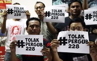 Mereka meminta Menteri Dalam Negeri untuk segera membatalkan Peraturan Gubernur Nomor 228 Tahun 2015 tentang Pengendalian Pelaksanaan Penyampaian Pendapat di Muka Umum pada Ruang Terbuka tersebut dan memberikan sanksi kepada Gubernur DKI Jakarta karena mengeluarkan kebijakan yang bertentangan    dengan UUD 1945.