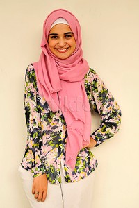 Manisnya Shireen kenakan hijab berwarna pink. Pool/Noel/detikFoto.