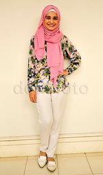 Aih, Manisnya Shireen Sungkar Berhijab Pink