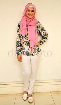 Dalam kesempatan itu, Shireen kenakan blus bernuansa pink, hijau dan hitam dipadu celana dan flat shoes putih. Pool/Noel/detikFoto.