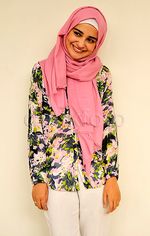 Aih, Manisnya Shireen Sungkar Berhijab Pink