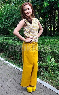 Dalam kesempatan itu, Cita tampil dibalut blus bernuansa kuning-putih dan celana serta heels kuning. Pool/Noel/detikFoto.