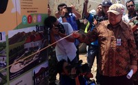 Dirjen Cipta Karya Kementerian PUPR Andreas Suhono memberikan penjelasan soal pembangunan Pos Lintas Batas Negara (PLBN) di Motaain. Ist/Kemen PUPR.