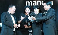 (Kiri ke kanan) Wadirut Bank Mandiri Sulaiman A Arianto, nasabah prioritas Bank Mandiri Vonny Mercy, Presiden Direktur Visa Indonesia Eliana Fuad, dan Direktur Consumer Banking Bank Mandiri Hery Gunardi berbincang saat peluncuran kartu kredit Visa Signature.