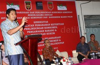 Anggota DPR-RI Komisi XI Maruarar Sirait memberikan penjelasan kepada para pedagang Glodok. Pool/Lamhot Aritonang/detikFoto.