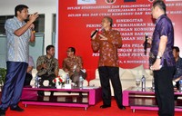 Anggota DPR-RI Komisi XI Maruarar Sirait (kiri) dan Dirjen Standardisasi dan Perlindungan Konsumen (SPK) Kemendag Widodo (tengah) berdialog dengan para pedagang mengenai standardisasi dan peraturan dalam perlidungan konsumen, pengawasan barang dan penegakan hukum. Pool/Lamhot Aritonang/detikFoto.