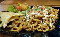 Mienya tampak seperti mie goreng yang berwarna cokelat. Aromanya terasa sedap dengan tekstur mie homemade yang kenyal. Mie predator di sini tersedia berbagai level dengan penggunaan 15 cabai hingga 60 cabai.