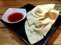 Terdiri dari tiga buah pangsit goreng dengan tekstur yang empuk tapi renyah. Diisi dengan adonan daging ayam yang gurih. Sangat enak dicocol dengan saus merah dengan rasa asam manis.