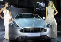 Tampilan mobil menjadi eksklusif dengan warna cat Spectre Silver. Mengusung mesin V12 berkapasitas 6.0 liter mampu menghasilkan tenaga 540 bhp pada putaran 6.750 rpm. Niken Purnamasari/detikOto.