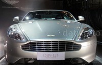 Pada bagian interior, terdapat sill plaque yang terdapat logo 007 serta start up screen spesial edisi Bond. Menambah kesan eksklusif, jok mobil dibalut dengan unique fluted leather serta setir mobil dibalut dengan Alcantara. Niken Purnamasari/detikOto.