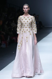 Khanaan Shamlan Trone. Jakarta Fashion Week 2016 at Senayan City. Jakarta. [Foto: Mohammad Abduh/Wolipop]