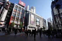 Shibuya Crossing ini diapit beberapa gedung dengan layar tivi super besar.
