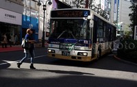 Seorang turis menyeberang jalan.
