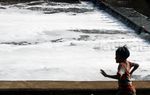 Buih Penuhi Banjir Kanal Timur
