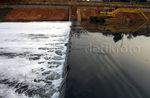 Buih Penuhi Banjir Kanal Timur
