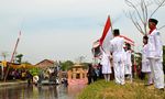 Peragaan Busana di Sungai