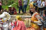 Peragaan Busana di Sungai
