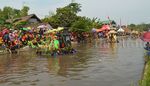 Peragaan Busana di Sungai