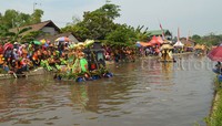 Acara ini menyedot perhatian warga. Penonton pun memadati stren di sepanjang sungai. Muhajir Arifin/detikcom.