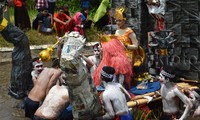 Carnival On The River yang digagas Smanike sejak lima tahun silam ini memang khas, yakni menjadikan rakit dari rangkaian tong dan kayu yang disulap sebagai catwalk. Muhajir Arifin/detikcom.